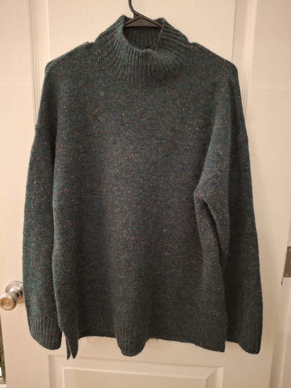 Well Worn Womenโs Teal Flecked Crewneck Sweater
